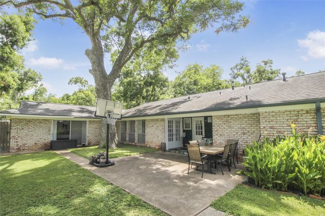 536 Oak Drive, Lake Jackson, TX 77566