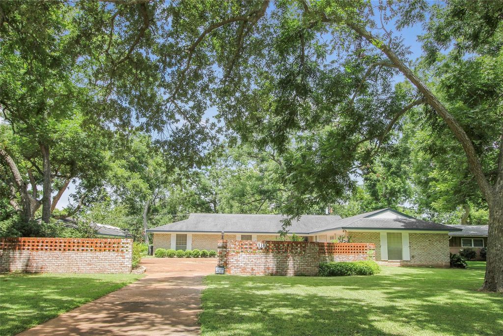 536 Oak Drive, Lake Jackson, TX 77566