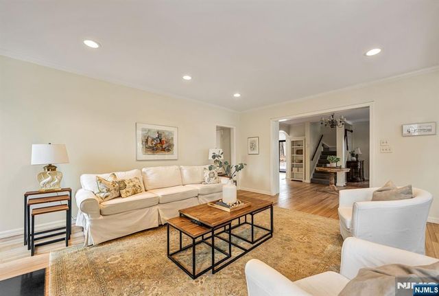 22 Knollwood Drive, Ho-ho-kus, NJ 07423