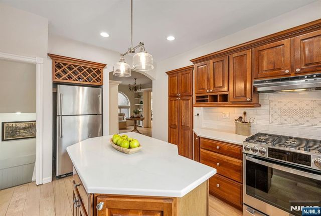 22 Knollwood Drive, Ho-ho-kus, NJ 07423