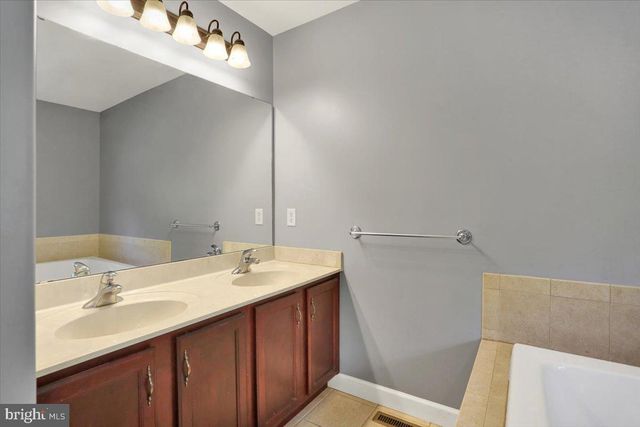 21 SAWGRASS DR, Reading, PA 19606