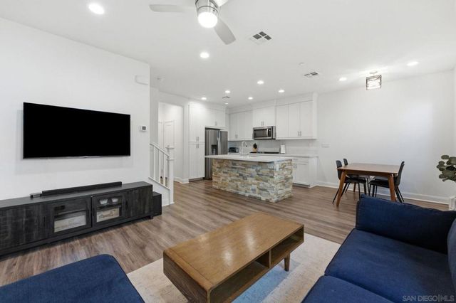 2464 Solara Lane, Vista, CA 92081