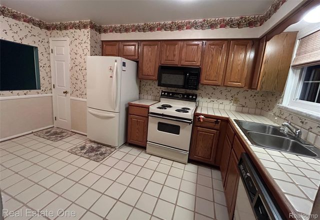 11734 Shenandoah Drive 3, Green Oak Township, MI 48178