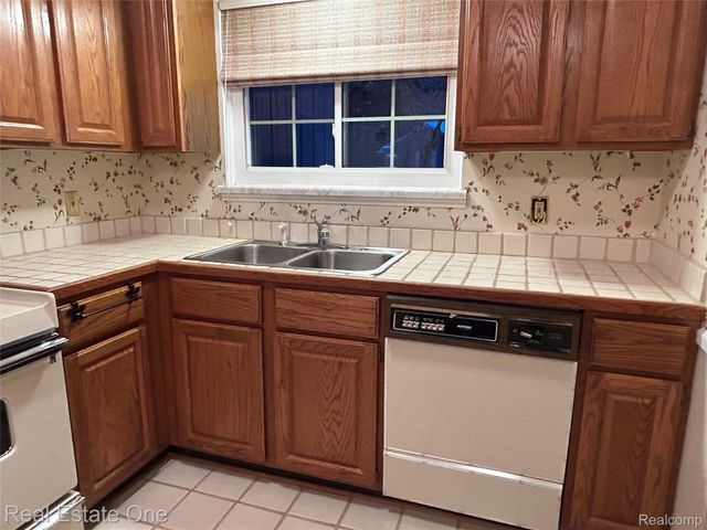 11734 Shenandoah Drive 3, Green Oak Township, MI 48178