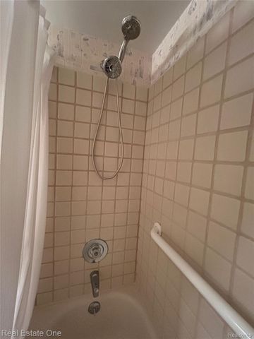 11734 Shenandoah Drive 3, Green Oak Township, MI 48178