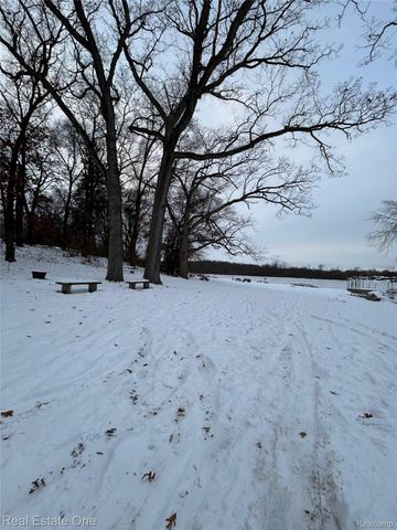 11734 Shenandoah Drive 3, Green Oak Township, MI 48178