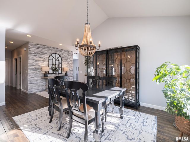 5205 N ASHFORD Drive, Peoria, IL 61615