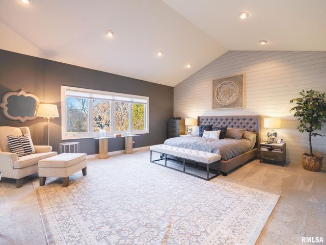 5205 N ASHFORD Drive, Peoria, IL 61615