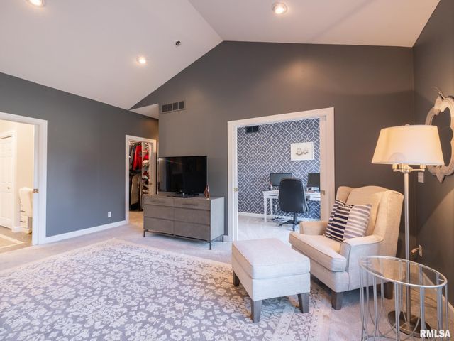 5205 N ASHFORD Drive, Peoria, IL 61615