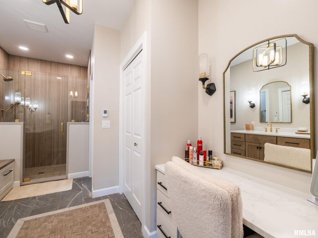 5205 N ASHFORD Drive, Peoria, IL 61615