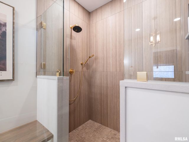 5205 N ASHFORD Drive, Peoria, IL 61615