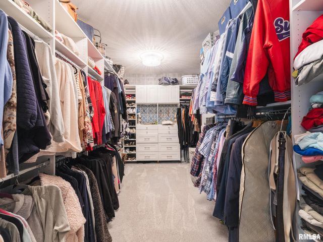 5205 N ASHFORD Drive, Peoria, IL 61615