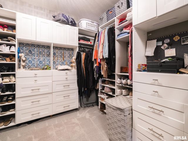 5205 N ASHFORD Drive, Peoria, IL 61615