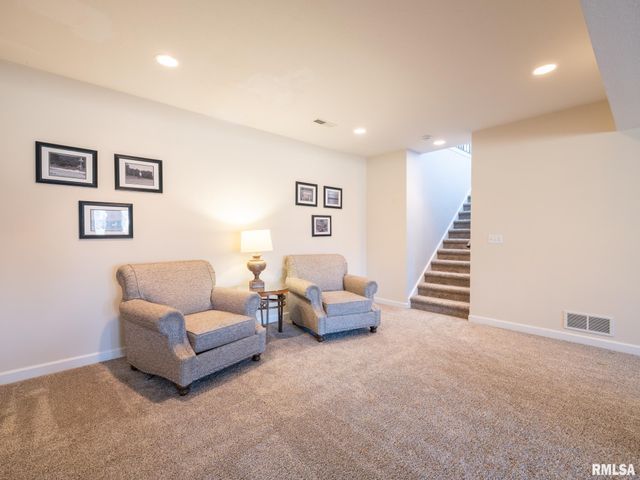 5205 N ASHFORD Drive, Peoria, IL 61615