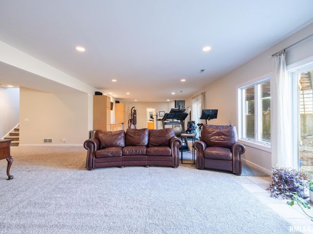 5205 N ASHFORD Drive, Peoria, IL 61615