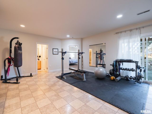 5205 N ASHFORD Drive, Peoria, IL 61615