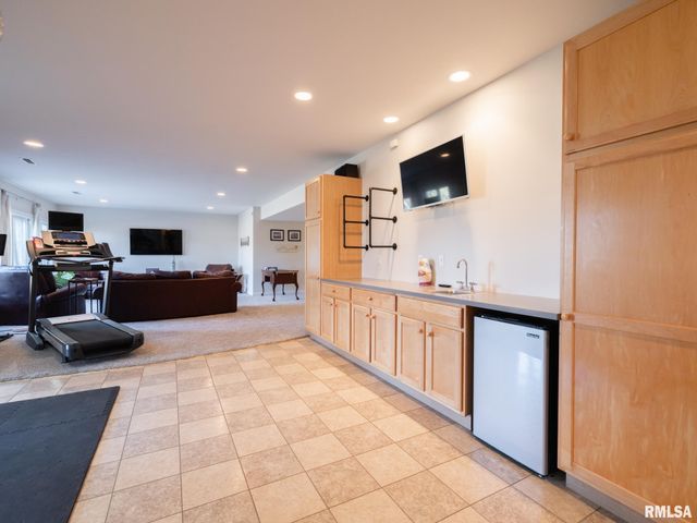 5205 N ASHFORD Drive, Peoria, IL 61615