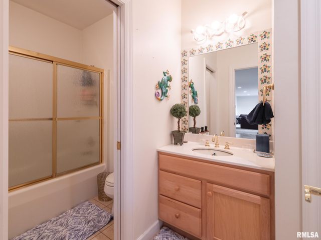 5205 N ASHFORD Drive, Peoria, IL 61615