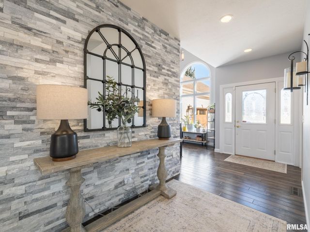 5205 N ASHFORD Drive, Peoria, IL 61615