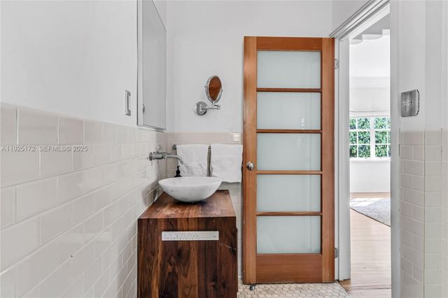 8 Century Ln, Miami Beach, FL 33139