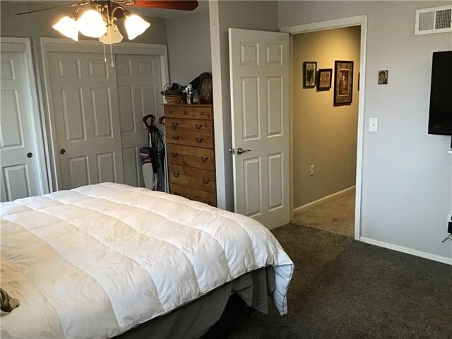 8395 NW WAUKOMIS Drive, Kansas City, MO 64151