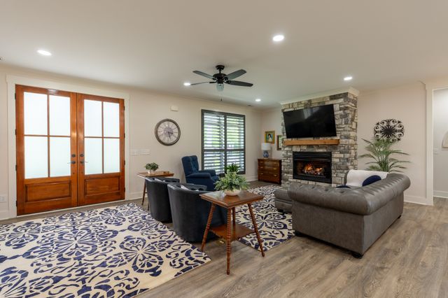 1801 Twin Caves Dr, Lewisburg, TN 37091