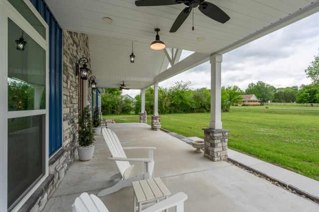 1801 Twin Caves Dr, Lewisburg, TN 37091