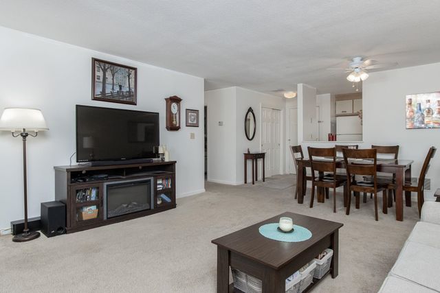 30 Ledgewood Hills Dr Apt 104, Nashua, NH 03062