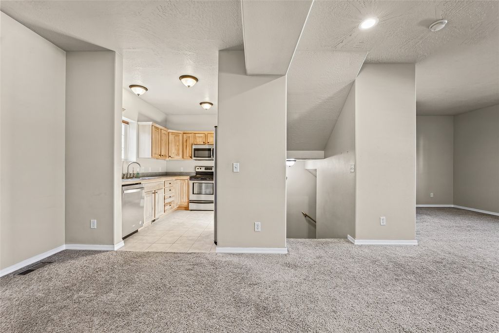 825 Crestmont Way B, Missoula, MT 59803 photo 4