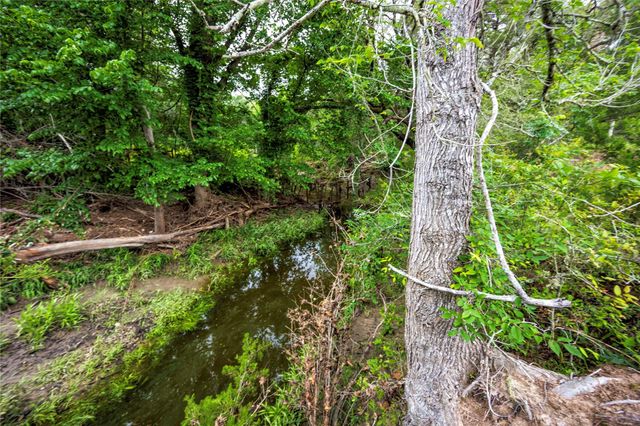 2570 Burke Road, Flatonia, TX 78941