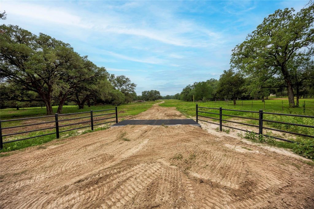 2570 Burke Road, Flatonia, TX 78941
