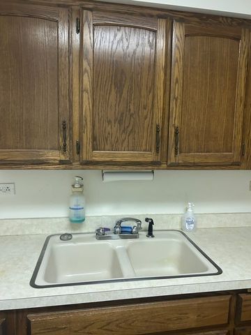 8826 S Roberts Road, Hickory Hills, IL 60457