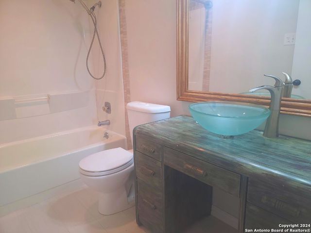 8842 THATCH DR, San Antonio, TX 78240