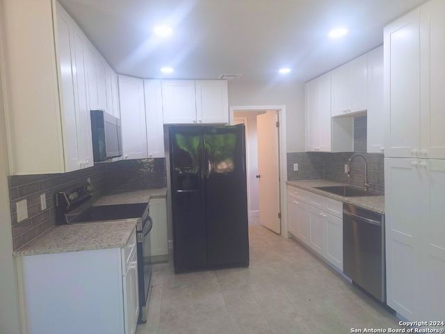 8842 THATCH DR, San Antonio, TX 78240