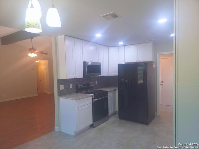 8842 THATCH DR, San Antonio, TX 78240