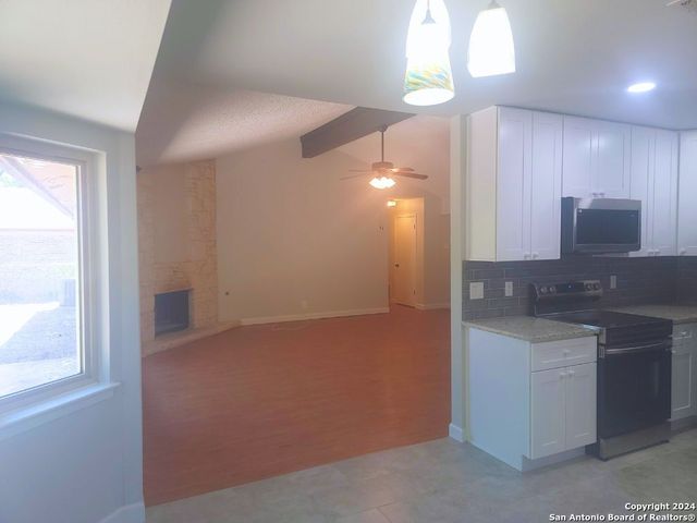 8842 THATCH DR, San Antonio, TX 78240