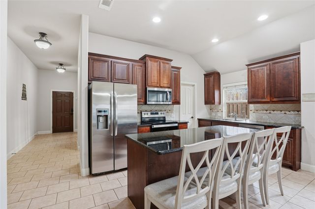 803 Lakeview Drive, Alvarado, TX 76009