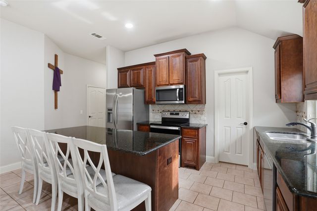 803 Lakeview Drive, Alvarado, TX 76009