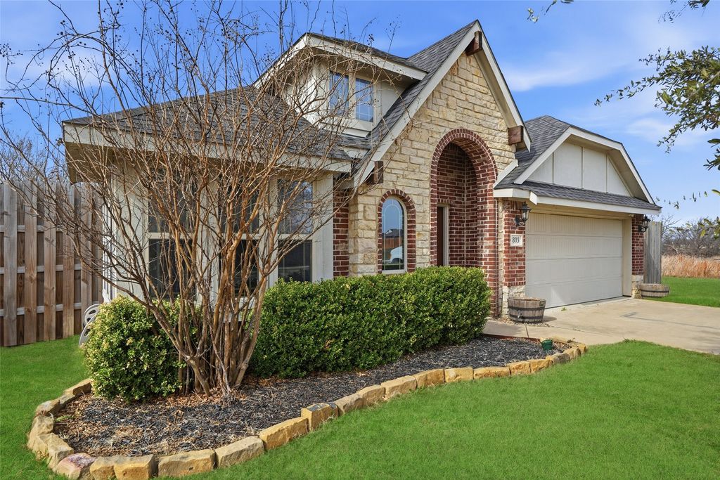 803 Lakeview Drive, Alvarado, TX 76009