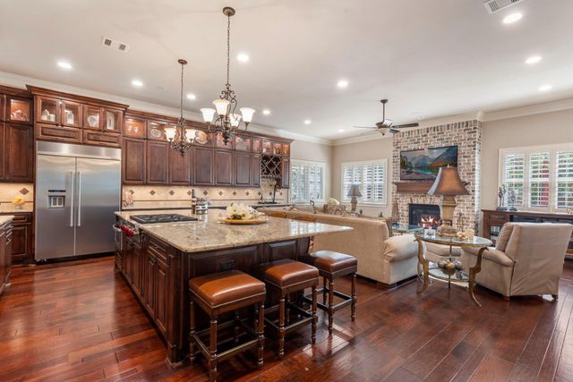 108 Mcgoey Circle, The Woodlands, TX 77384