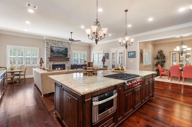 108 Mcgoey Circle, The Woodlands, TX 77384