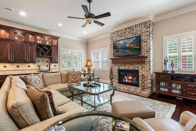 108 Mcgoey Circle, The Woodlands, TX 77384