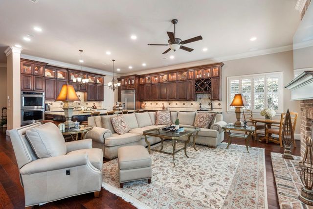 108 Mcgoey Circle, The Woodlands, TX 77384