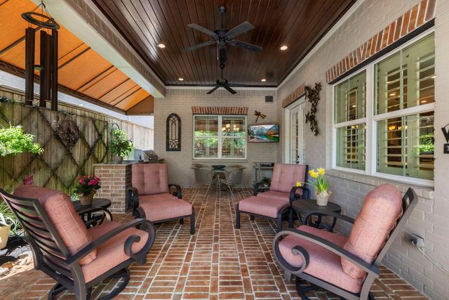 108 Mcgoey Circle, The Woodlands, TX 77384