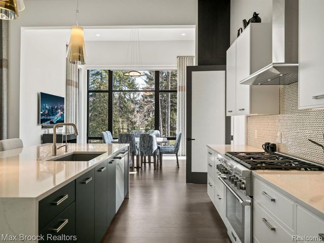 4890 Charing Cross Road, Bloomfield Hills, MI 48304