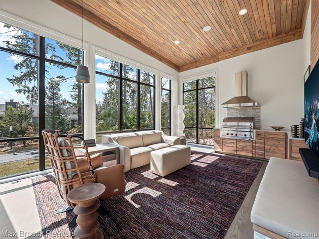 4890 Charing Cross Road, Bloomfield Hills, MI 48304