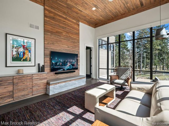 4890 Charing Cross Road, Bloomfield Hills, MI 48304