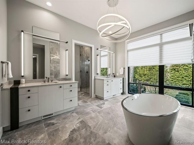 4890 Charing Cross Road, Bloomfield Hills, MI 48304