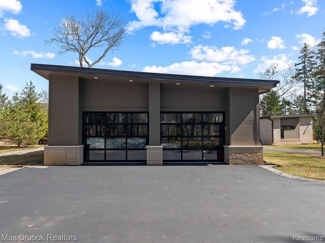 4890 Charing Cross Road, Bloomfield Hills, MI 48304