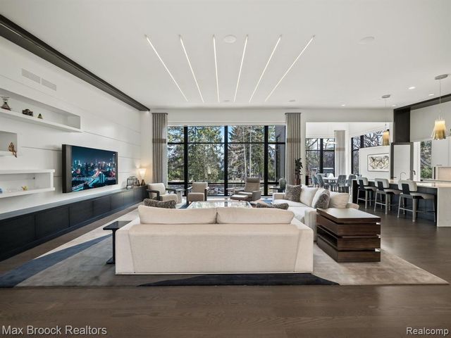 4890 Charing Cross Road, Bloomfield Hills, MI 48304